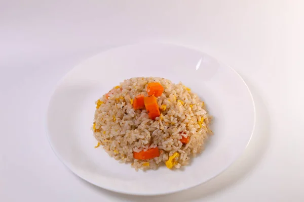 Ramazan 'da akşam yemeği için ançüez pilavı. Baharatlı Ançüez Kızarmış Pirinç, ünlü Malezya yemeği. Kutsal yemek..