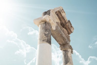 Hierapolis 'teki Apollo Tapınağı' nın sütunları. Pamukkale, Türkiye