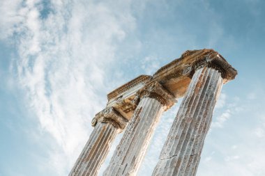 Türkiye 'nin antik Aizanoi kentindeki Zeus Tapınağı' nın antik kolonları