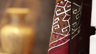 Mavili arka planda Türk halıları
