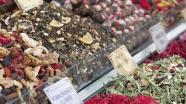 Türkiye sokaklarında çay ve kurutulmuş çiçek çeşitleri