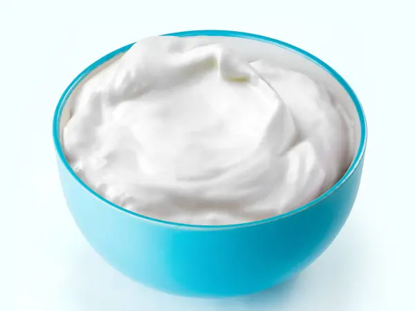 Crème Zuur Keramische Blauwe Schaal Geïsoleerde Witte Achtergrond Stockfoto