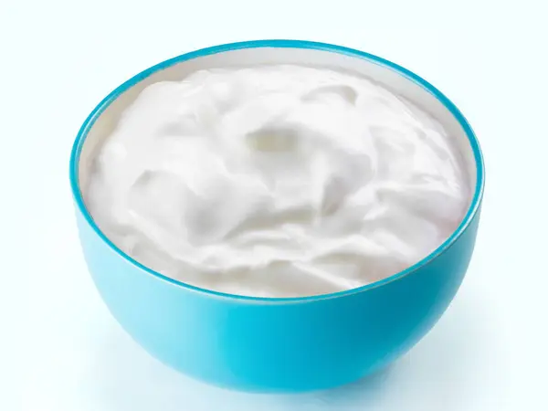 Crème Zuur Blauwe Schaal Geïsoleerde Witte Achtergrond Stockafbeelding