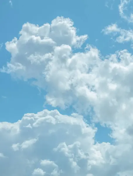 Prachtige Blauwe Lucht Met Dromerige Wolken Stockfoto