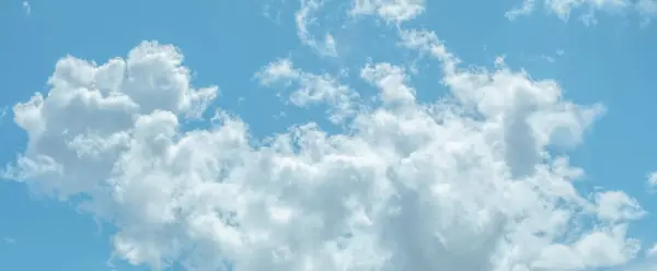 Schitterende Lichtblauwe Lucht Met Wolken Rechtenvrije Stockfoto's
