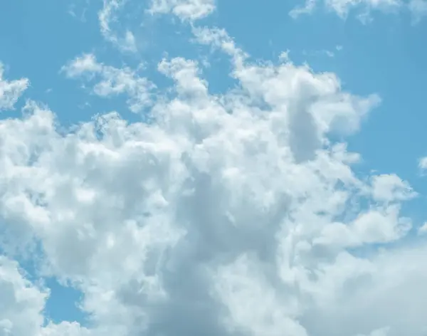 Hermoso Cielo Azul Claro Con Nubes Ensueño Fotos de stock