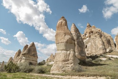 Kapadokya. Kılıç vadisi. Garip mızraklı taşlarla antik şehir manzarası. Türkiye