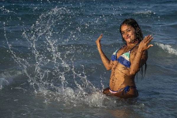 Vakker Svart Hår Jente Meksikansk Latina Portrett Stranden – stockfoto