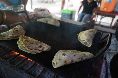 Geleneksel el Meksika usulü taze tortilla