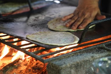 Geleneksel el Meksika usulü taze tortilla