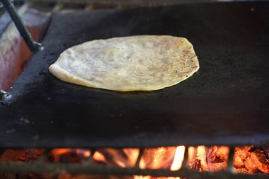 Geleneksel el Meksika usulü taze tortilla