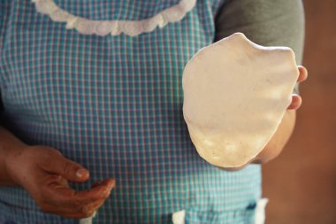 Geleneksel el Meksika usulü taze tortilla