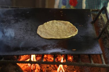 Geleneksel el Meksika usulü taze tortilla