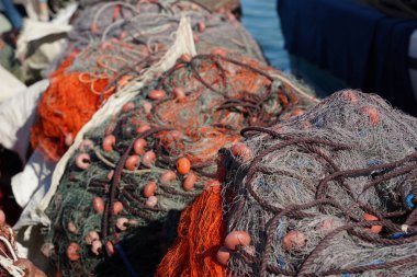 Balıkçılar balıkçı ağı detaylarını kapatıyor
