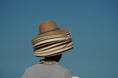 Meksika plajı tropik cennetinde satılık şapkalar.