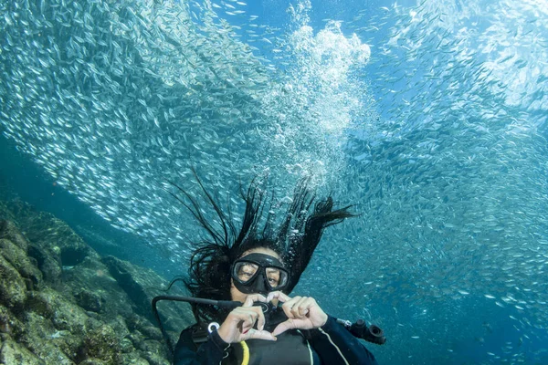美丽的Latina墨西哥姑娘在墨西哥科尔特斯海潜水 — 图库照片