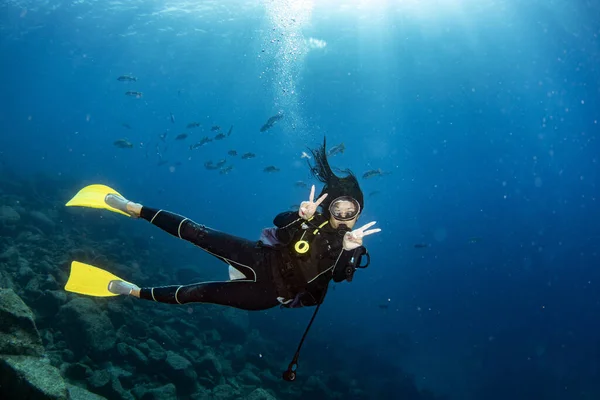 美丽的Latina墨西哥姑娘在墨西哥科尔特斯海潜水 — 图库照片