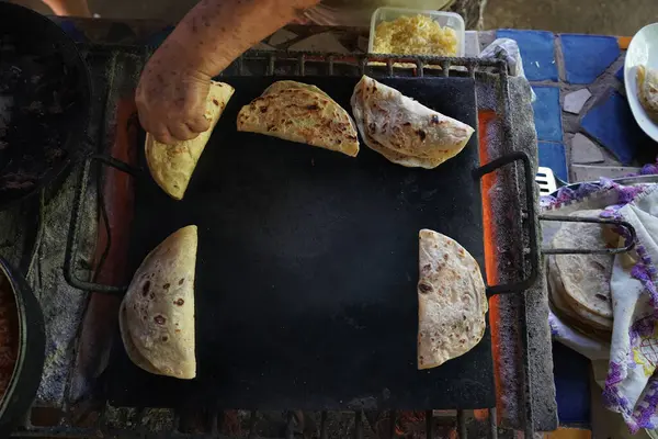 전통적 손으로 멕시코 토르티야를 만들었다 — 스톡 사진