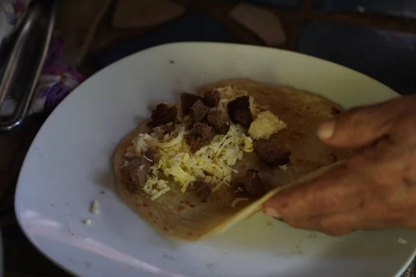 伝統的な手でメキシコの新鮮なトルティーヤを作り — ストック写真
