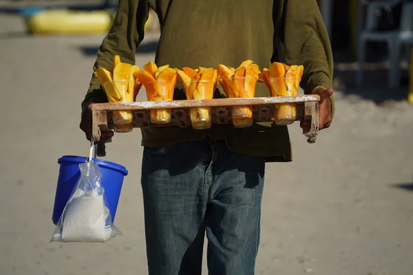 メキシコの砂浜での販売のための果物ターコイズブルーの水の楽園 — ストック写真
