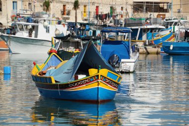 Marsaxlokk limanındaki malta renkli balıkçı teknesi