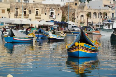 Marsaxlokk limanındaki malta renkli balıkçı teknesi