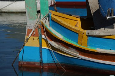Marsaxlokk limanındaki malta renkli balıkçı teknesi