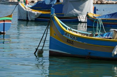 Marsaxlokk limanındaki malta renkli balıkçı teknesi
