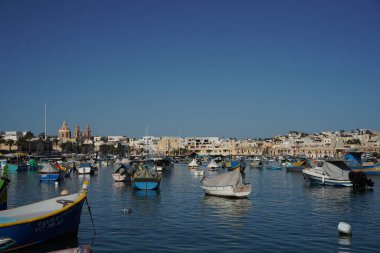 Marsaxlokk limanındaki malta renkli balıkçı teknesi