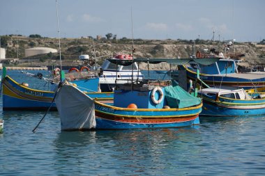 Marsaxlokk limanındaki malta renkli balıkçı teknesi