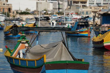 Marsaxlokk limanındaki malta renkli balıkçı teknesi