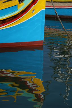 Marsaxlokk limanındaki malta renkli balıkçı teknesi