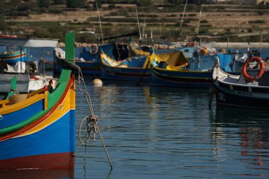 Marsaxlokk limanındaki malta renkli balıkçı teknesi