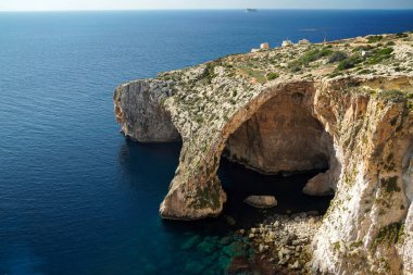 Malta mavisi mağara kemeri deniz manzaralı panorama