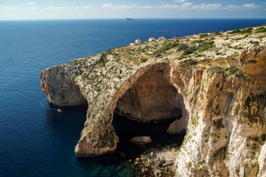 Malta mavisi mağara kemeri deniz manzaralı panorama