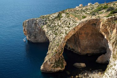 Malta mavisi mağara kemeri deniz manzaralı panorama