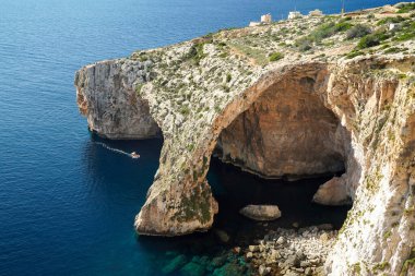 Malta mavisi mağara kemeri deniz manzaralı panorama