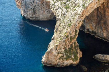 Malta mavisi mağara kemeri deniz manzaralı panorama