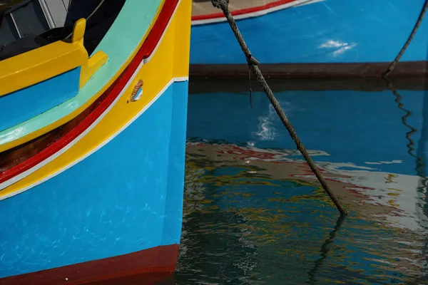 马尔萨克港的Malta彩绘渔船 — 图库照片
