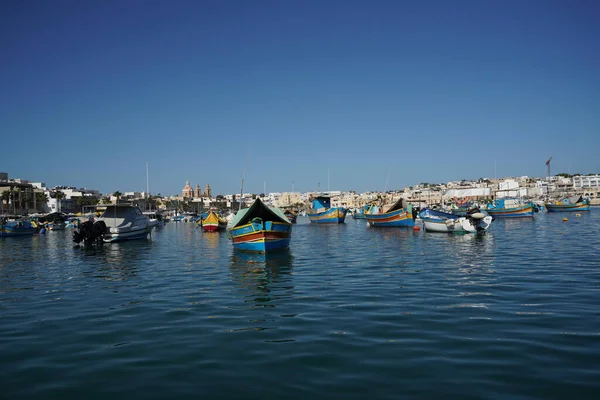 Мальта Красочные Окрашенные Рыбацкие Лодки Гавани Marsaxlokk — стоковое фото