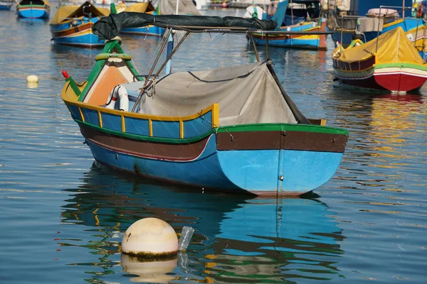 Malta Πολύχρωμο Ζωγραφισμένο Αλιευτικό Σκάφος Στο Λιμάνι Marsaxlokk — Φωτογραφία Αρχείου