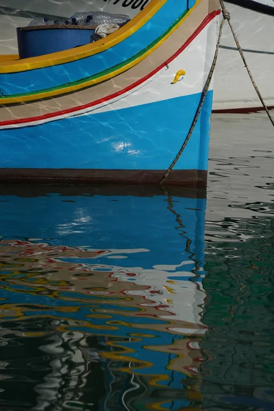 马尔萨克港的Malta彩绘渔船 — 图库照片
