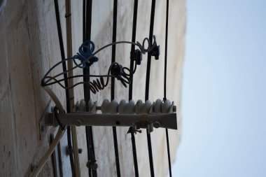 Malta elektrik kabloları bina detaylarına asılı.