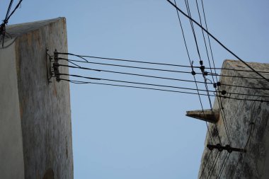 Malta elektrik kabloları bina detaylarına asılı.