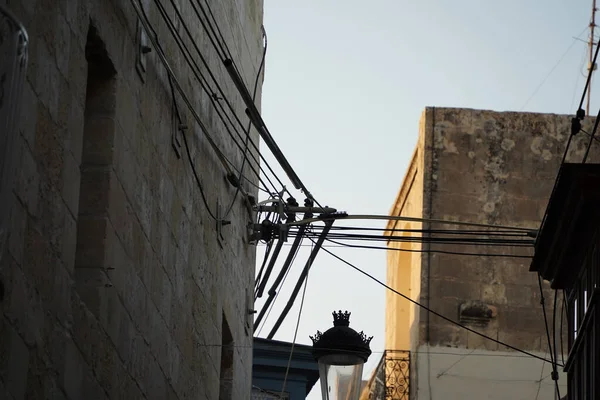 Malta Cables Eléctricos Que Cuelgan Los Detalles Del Edificio — Foto de Stock