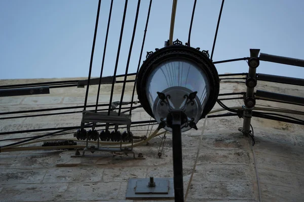 Мальтійські Електричні Дроти Висять Будівельних Деталях — стокове фото