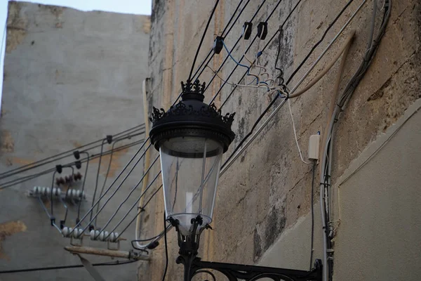 建物の詳細にぶら下がっているマルタの電線 — ストック写真