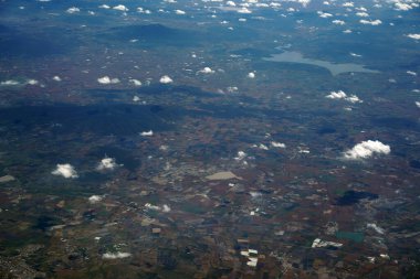 Guadalajara yakınlarındaki tarlalarda Meksika uçağından Jalisco hava manzarası