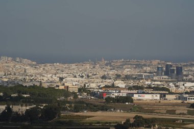 Medine 'nin ortaçağ köy taş terasından Malta manzarası