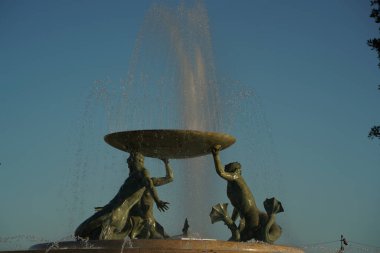 Gün batımında Malta 'da Triton Çeşmesi